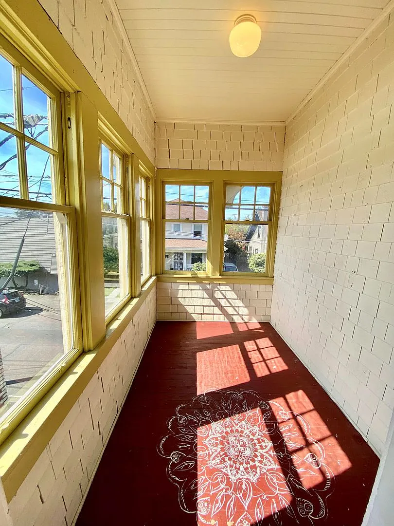 Amazing 2 Room, 1 Bath 2 Story Apt in Hawthorne Area — Photo 1