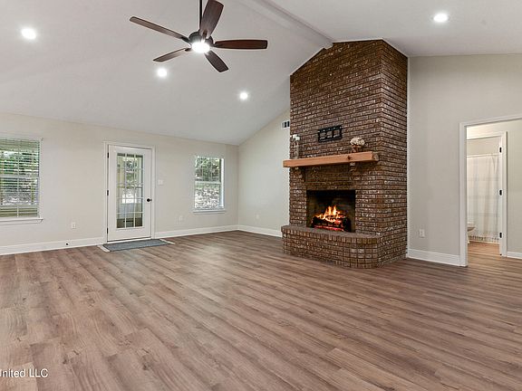 4th image of 466 Live Oak Dr