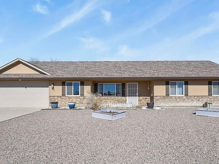 573 W Archer Plz — Photo 2