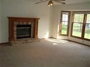 4 Blue Lake Ct, Bloomington, IL 61704