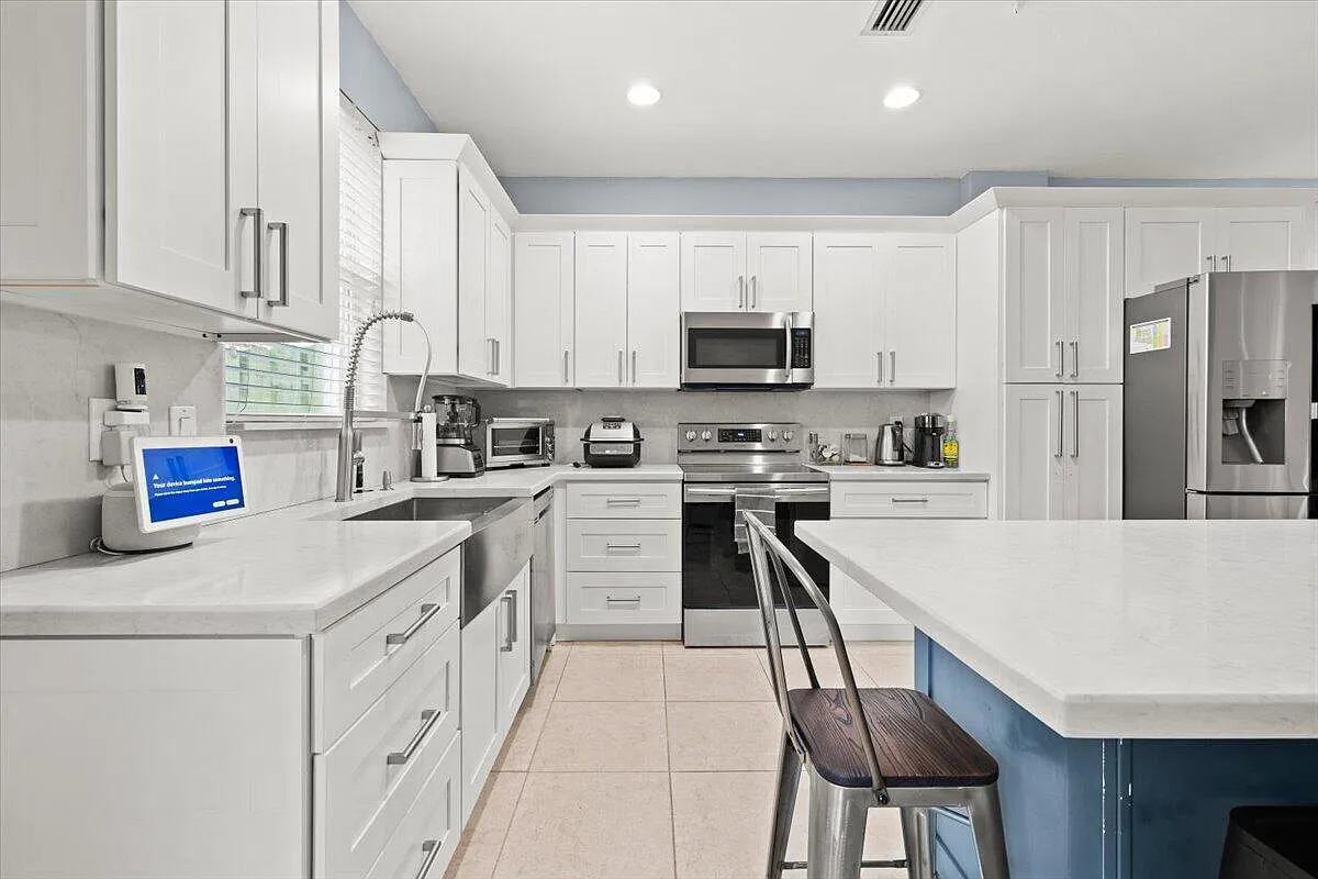 3 bed, 2.5 bath, 2196 sqft, $3,500 — Photo 1