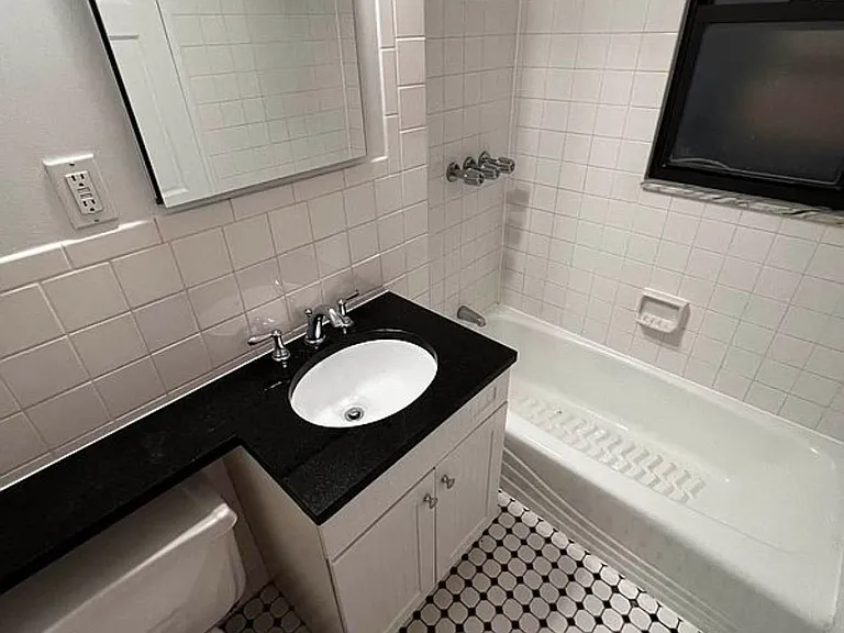 443 W 56th St #2B — Photo 4