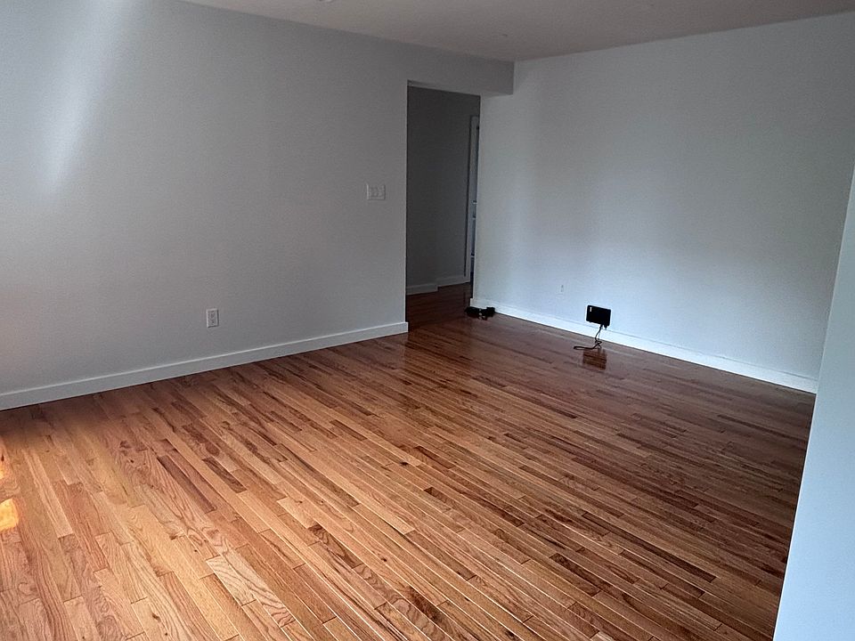 2nd image of 61-88 Dry Harbor Rd #2A