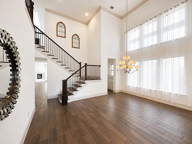 2042 Farmhouse Way — Photo 2