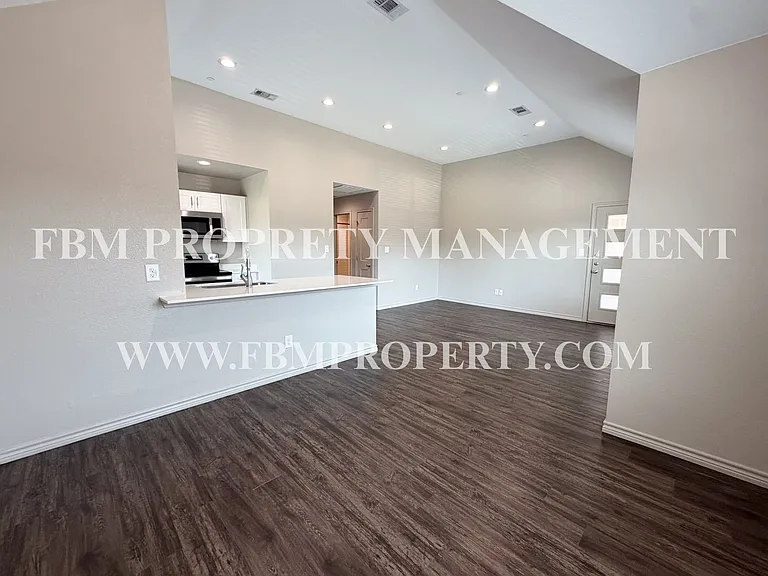 1203 N Clay St #521 — Photo 5