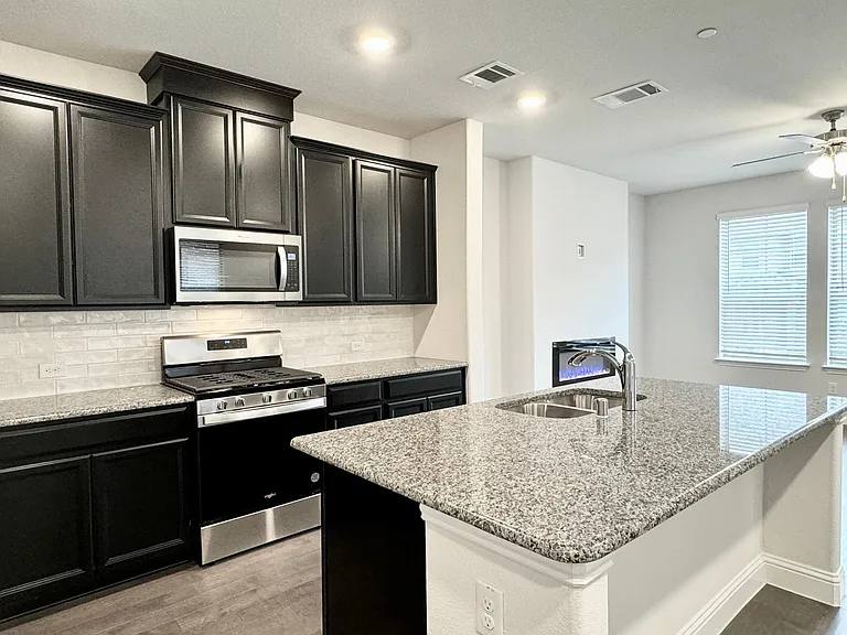 7837 Bayside Dr — Photo 6