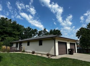 209 E High St, Farmer City, IL 61842