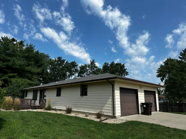 209 E High St, Farmer City, IL 61842