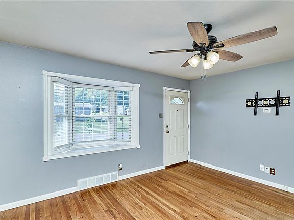 4th image of 121 Arras Dr