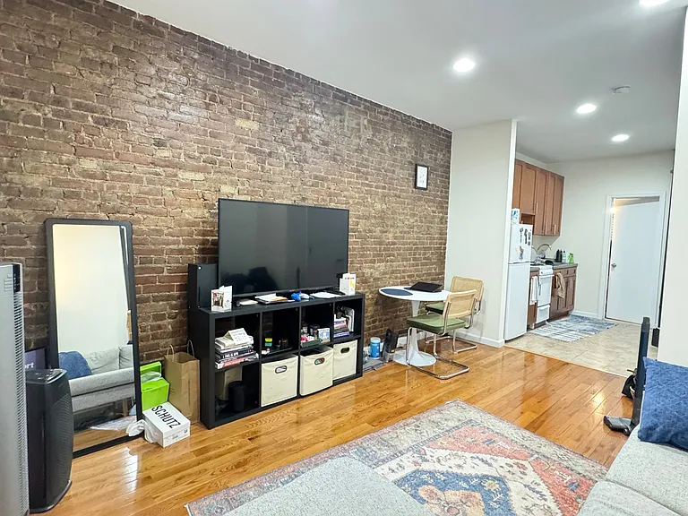 342 E 9th St #4B — Photo 3