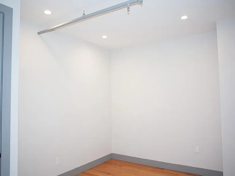 18 Stanhope St #1A — Photo 9