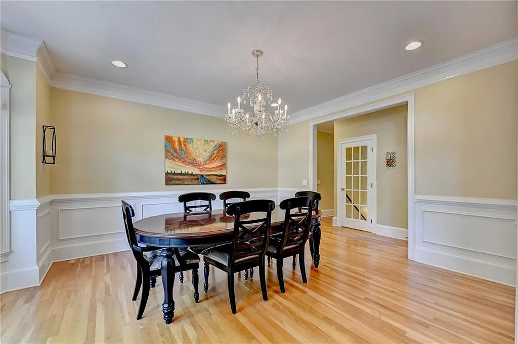 6 bed, 5.0 bath, 5852 sqft, $4,600 — Photo 2