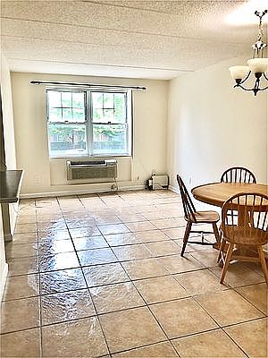 4th image of 999 Forest Ave APT 1B