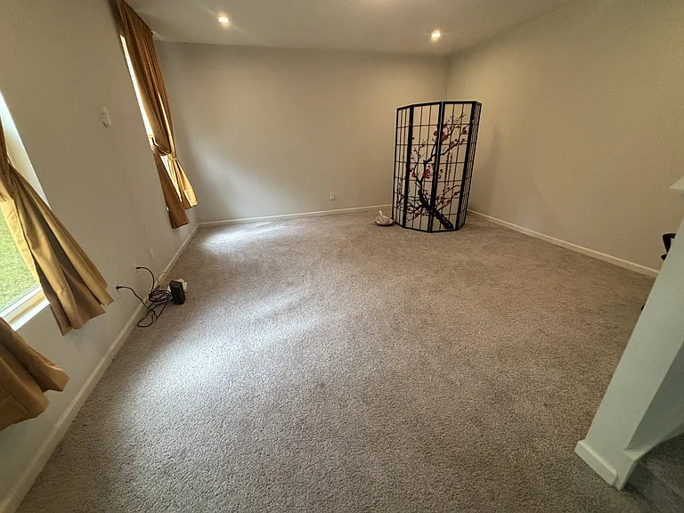 531 Montrose Dr — Photo 10