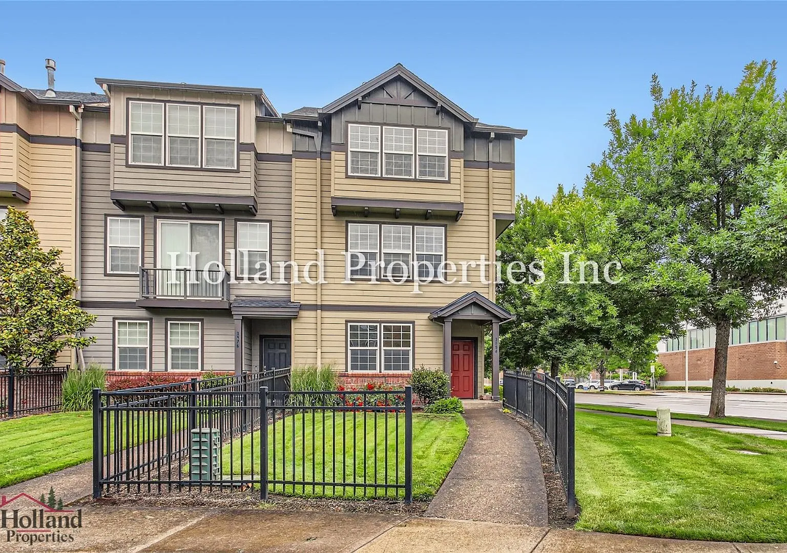 Wonderful 3-Level Hillsboro Townhouse! Special $500 credit on your first month's rent! — Photo 1