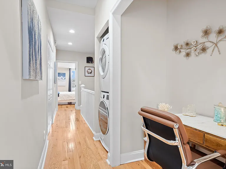 2219 E Chase St — Photo 21