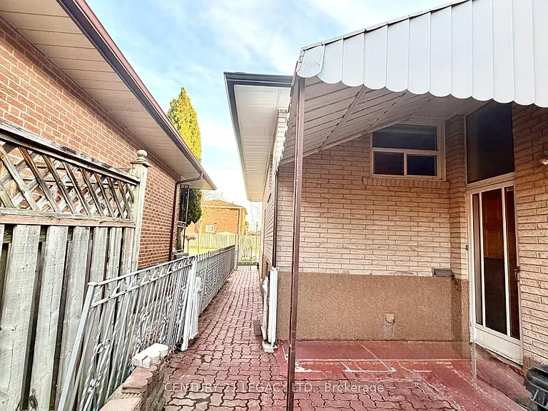 55 Maryhill Dr — Photo 2