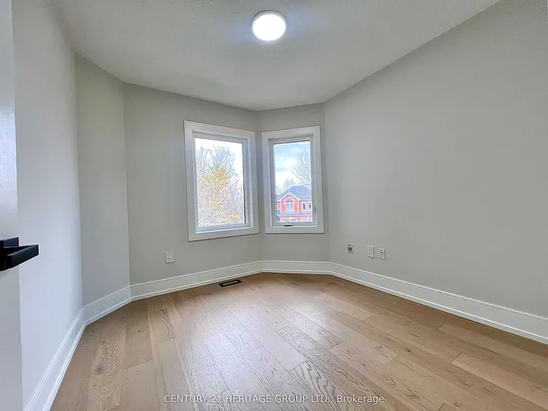 100 Woodroof Cres — Photo 18