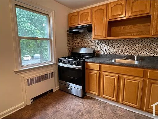 585 Thomas St — Photo 13