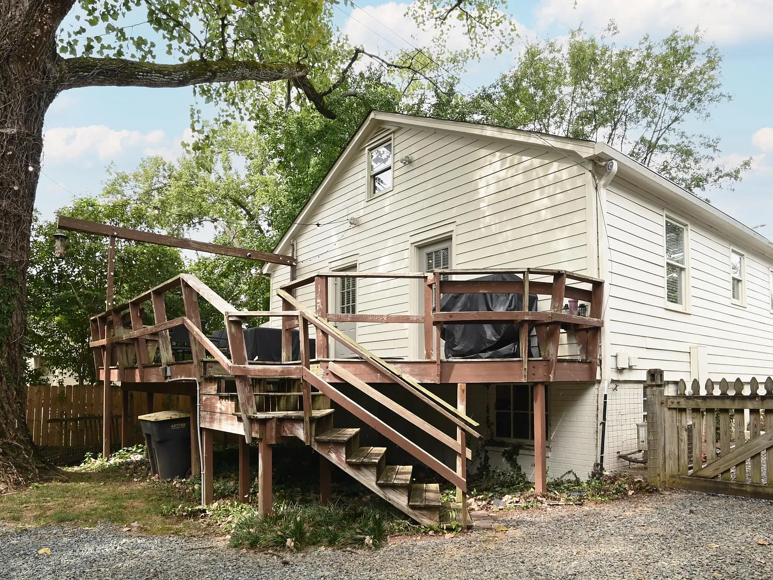 2215 Scott Avenue — Photo 2