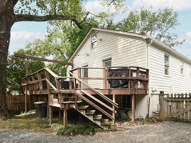 2215 Scott Ave — Photo 2