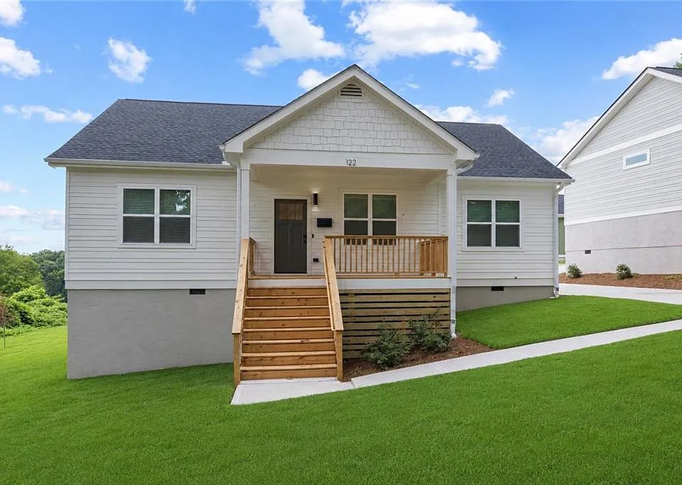 122 Hilltop Dr SW