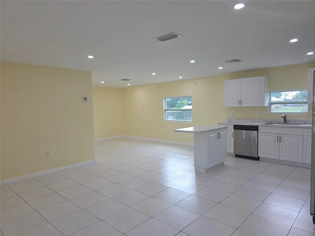 3 bed, 2.0 bath, 1034 sqft, $2,100 — Photo 2