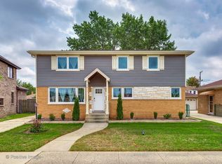 7411 W Mulford St, Niles, IL 60714