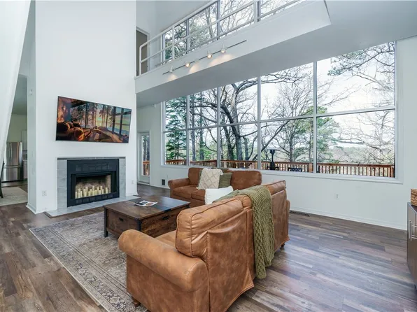 1 Drennon Dr, Eureka Springs, AR 72632