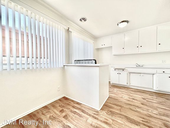 5th image of 6027 Cahuenga Blvd Unit 4