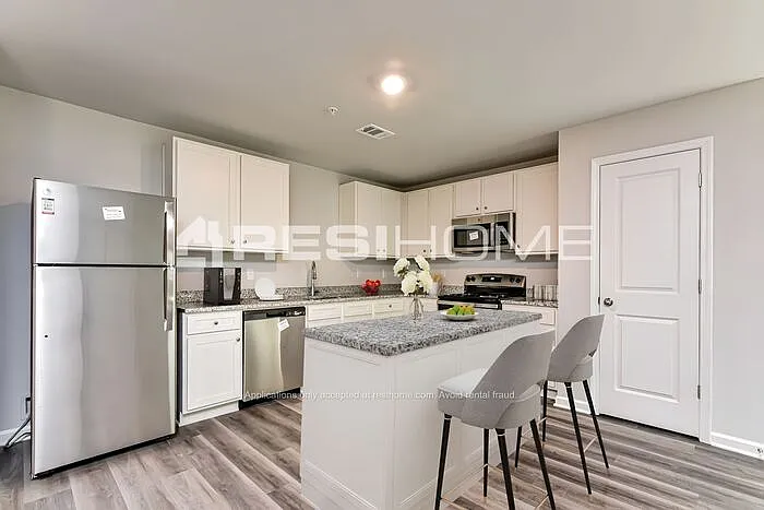 4 bed, 2.5 bath, 1970 sqft, $1,920 — Photo 2