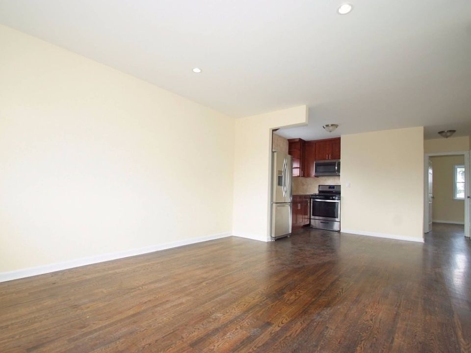 1st image of 258 Robinson Ave #2