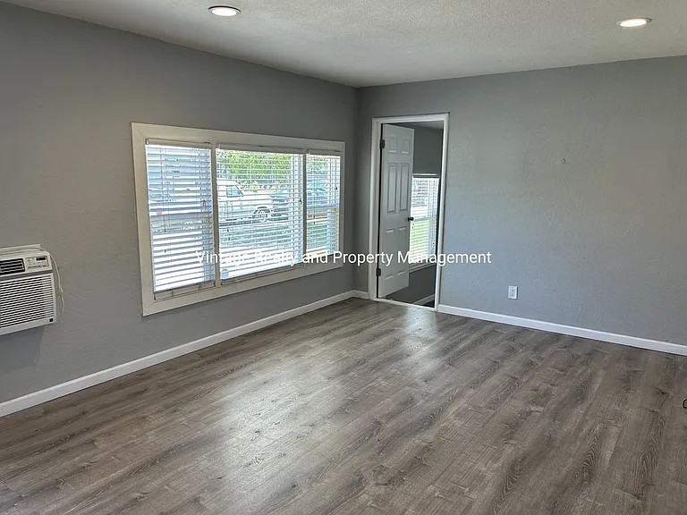476 E Downs St — Photo 3