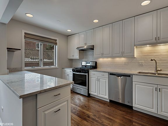 3rd image of 1841A N Hudson Ave