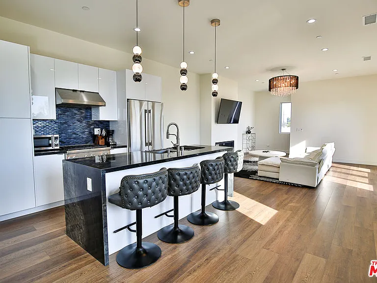 8505 Belford Ave — Photo 4