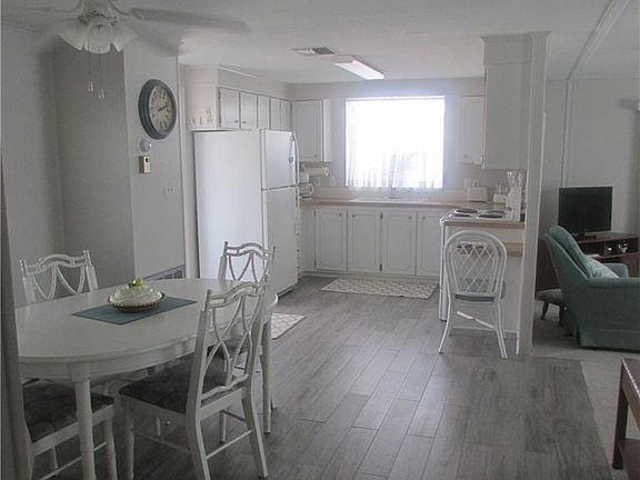 2nd image of 9 Queen Palm Dr #9