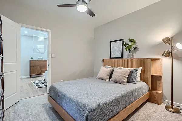 868 N Mariposa St — Photo 6