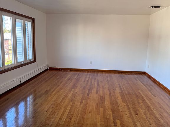 2nd image of 494 Catherine St Floor 2