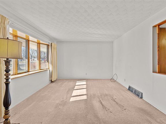 4th image of 10 Lancelot Dr