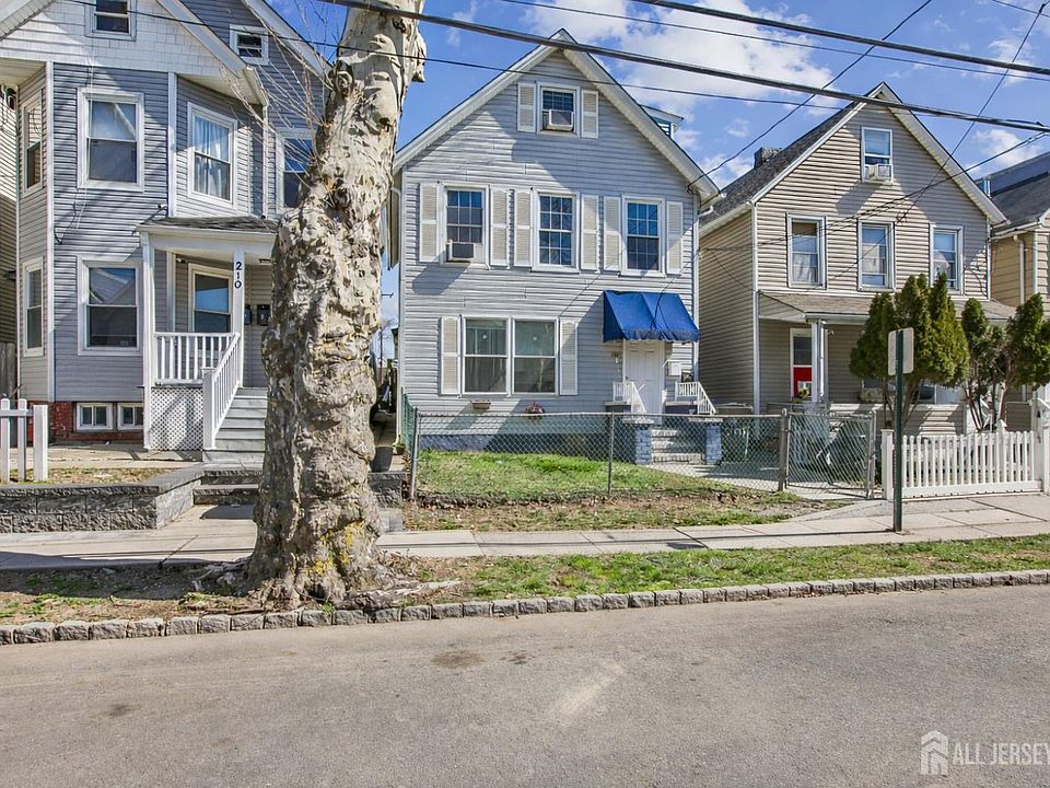 1st image of 208 Gordon St