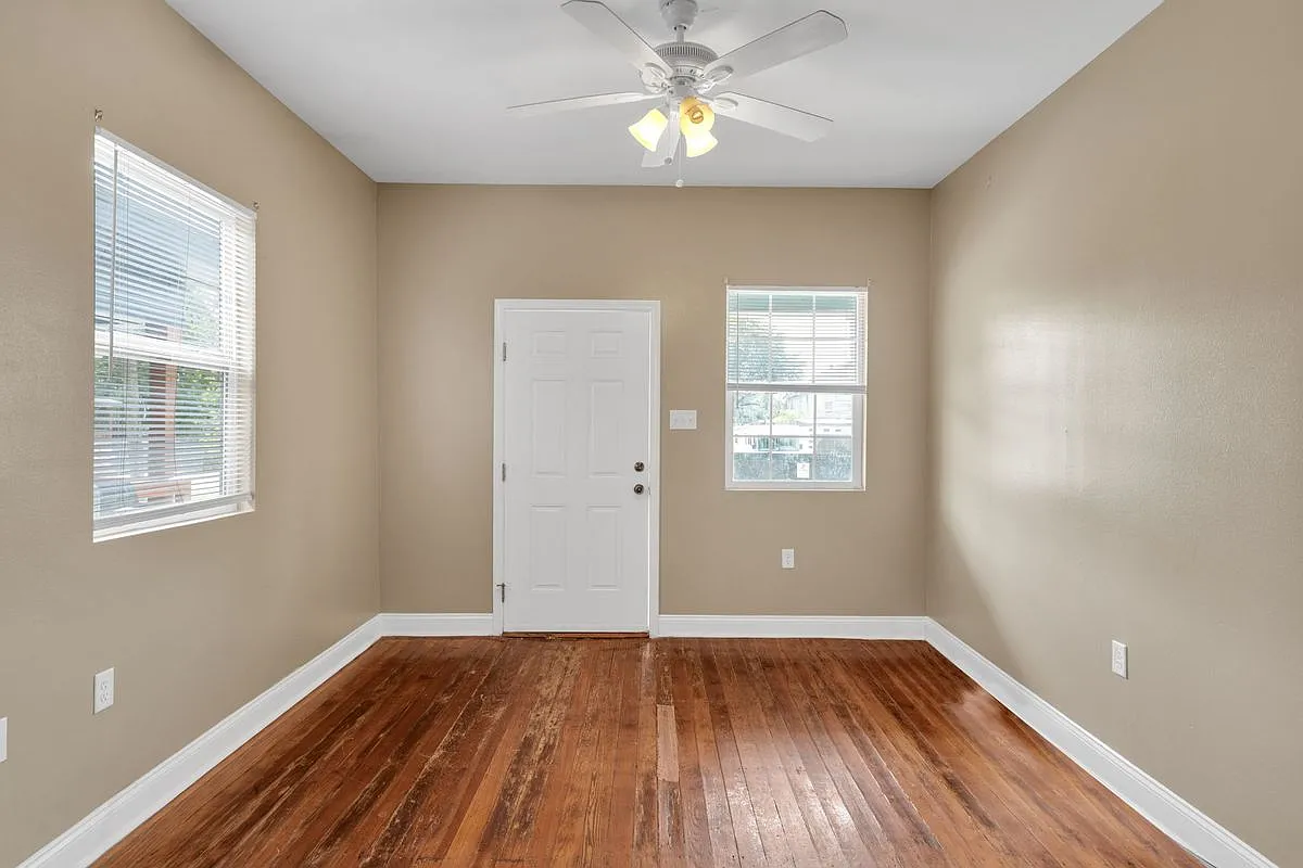 2 bed, 1.0 bath, 672 sqft, $1,300 — Photo 2