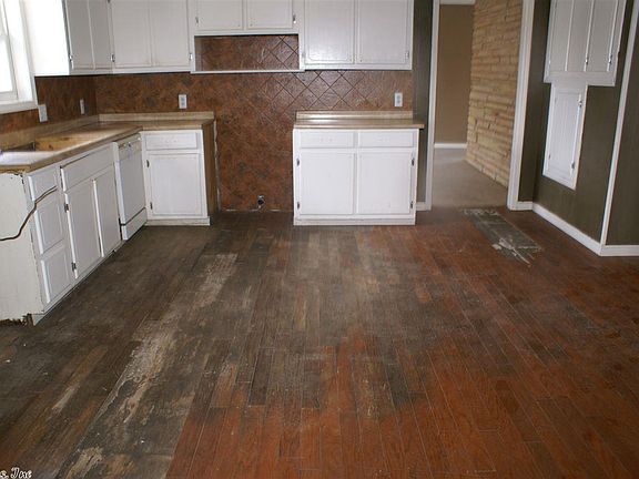 4th image of 1004 Dixon St