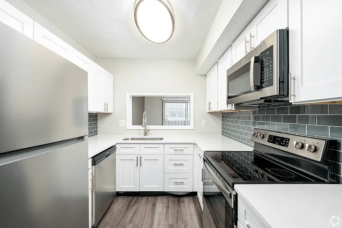 Lake Castleton Apartments — Photo 64