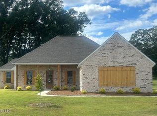 32 Village Cir, Benton, MS 39039