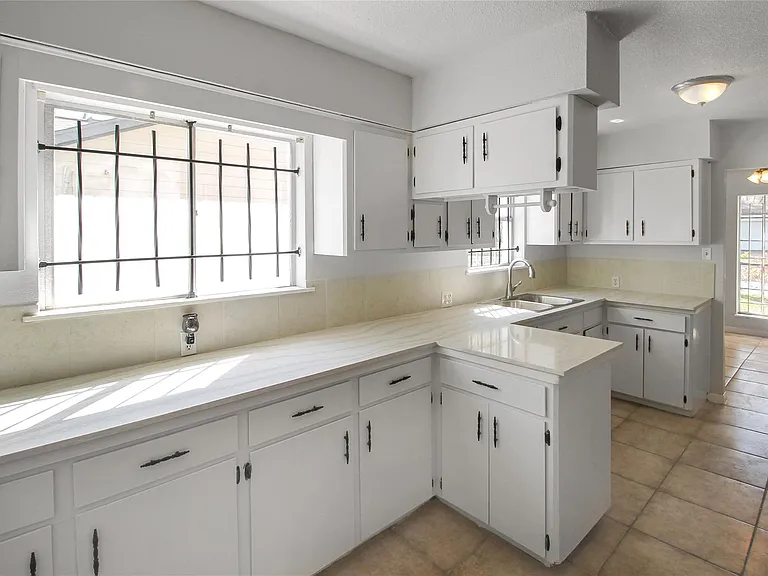 10322 Nold Dr — Photo 4