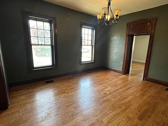 5th image of 2528 Holmes St