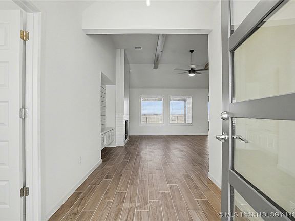 2nd image of 2816 E Rockford Pl