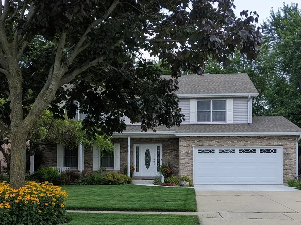 113 Robincrest Ln, Lindenhurst, IL 60046