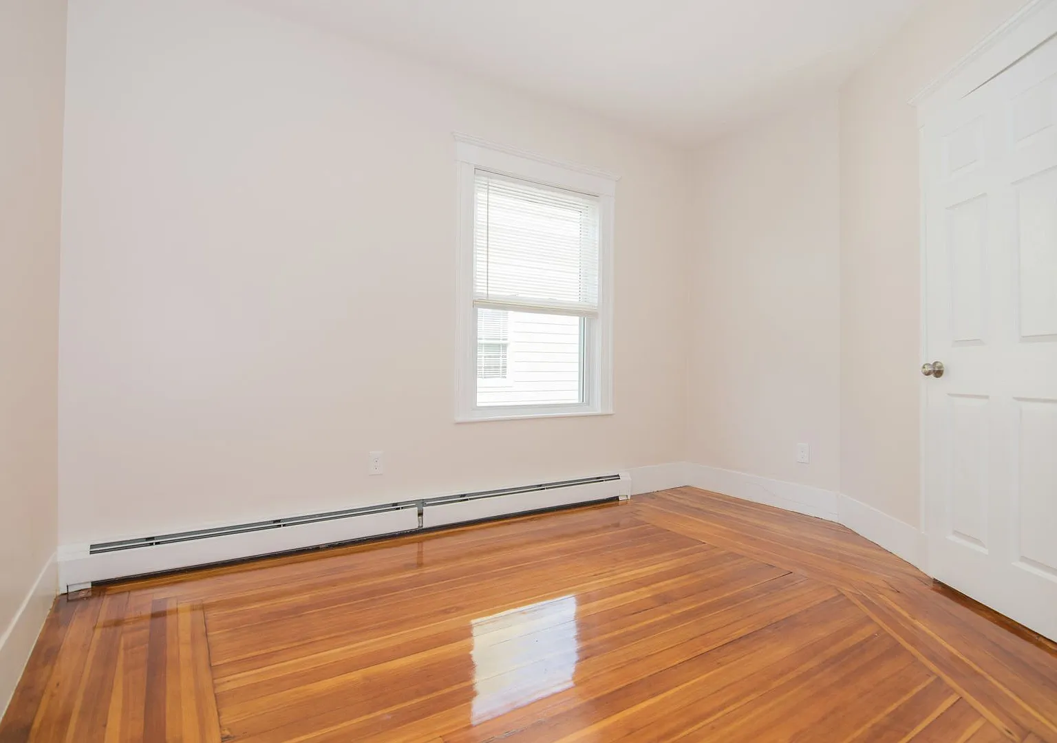 Beautiful and Spacious 4 bed2 bath — Photo 2