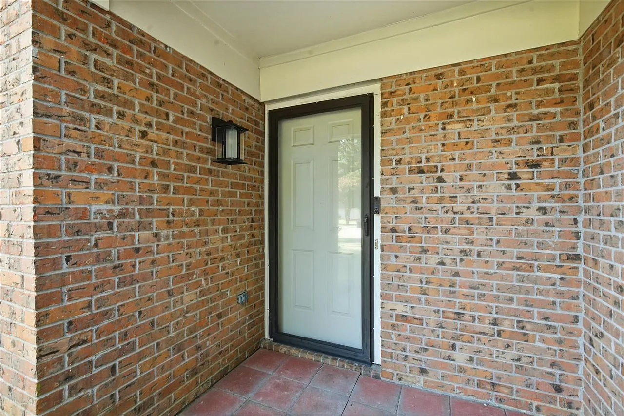 3 bed, 1281 sqft, $2,300 — Photo 4
